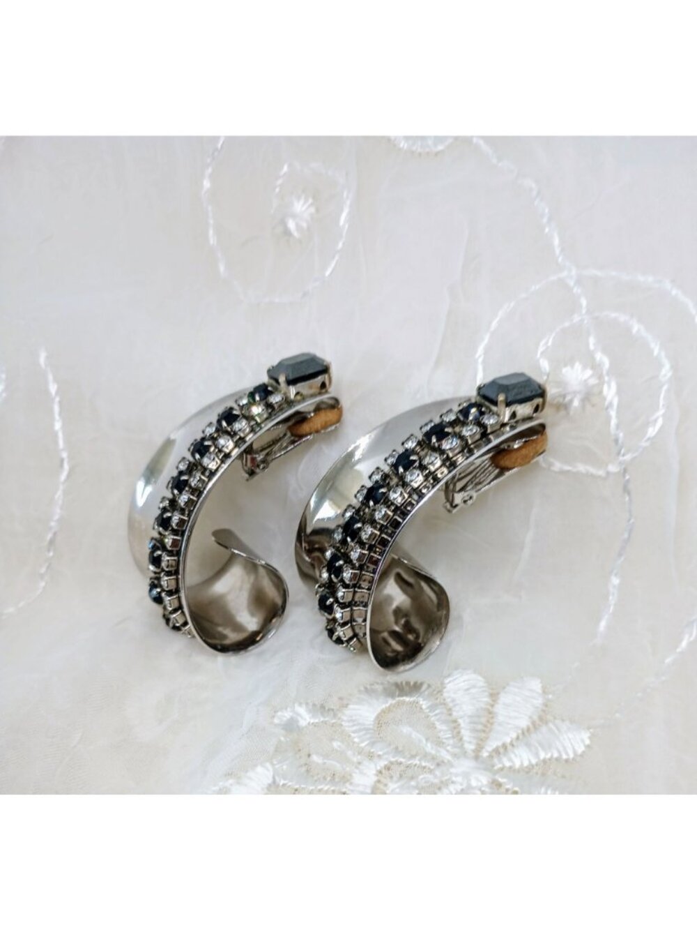 Vintage Clip-On Earrings With Black & Clear Rhinestones 1950s or 1960s GLAM - Picture 7 of 10